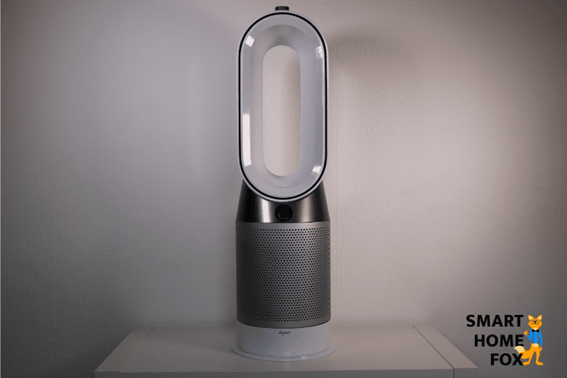 Der Dyson Pure Hot+Cool Heizlüfter, Ventilator und Luftreiniger steht auf einem weißen Regal.